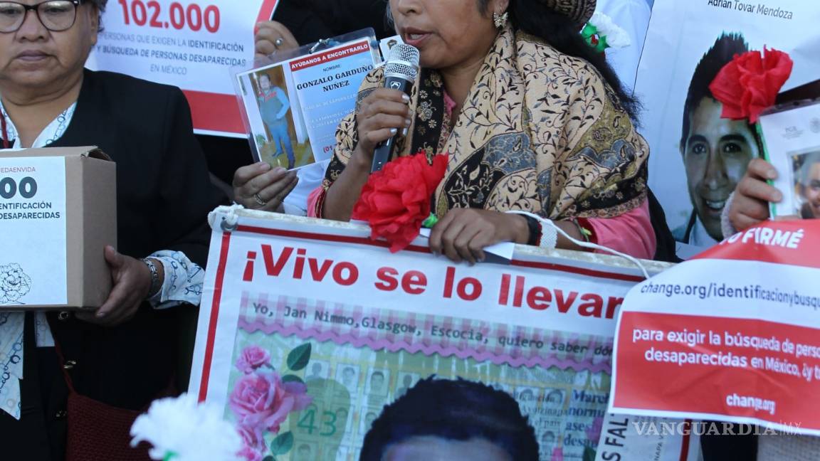 $!Protestan por sus desparecidos frente al Palacio Nacional (fotogalería)