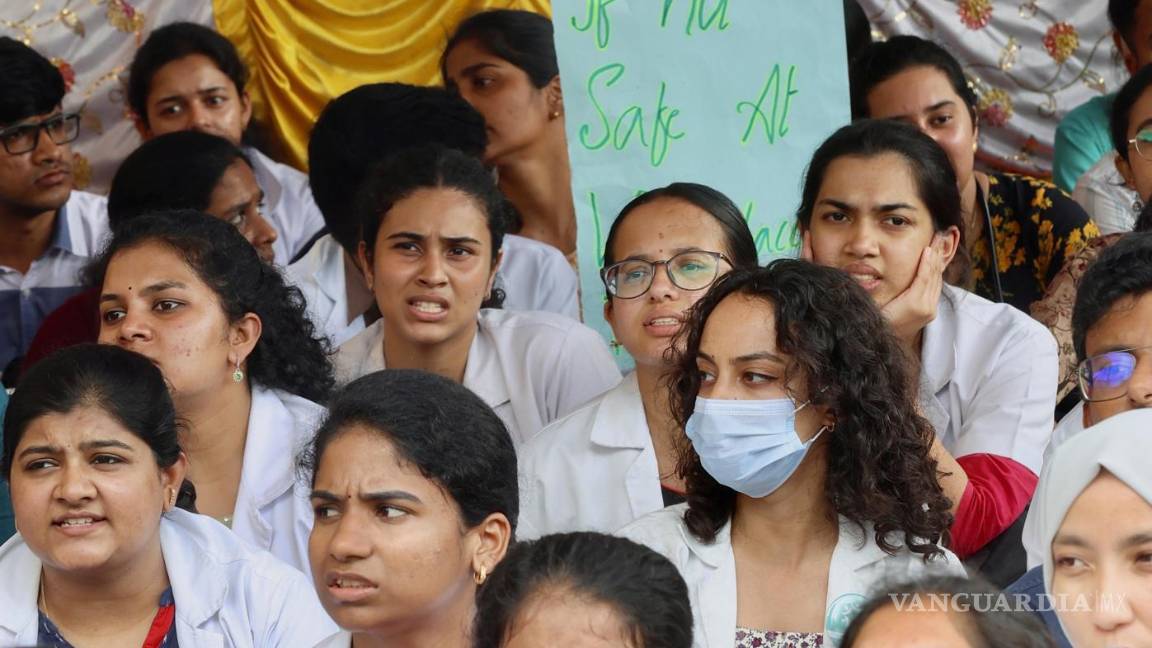 $!Médicos y profesionales médicos protestan en la facultad de medicina RG Kar en Calcuta, celebrada en el hospital Victoria en Bangalore, India.