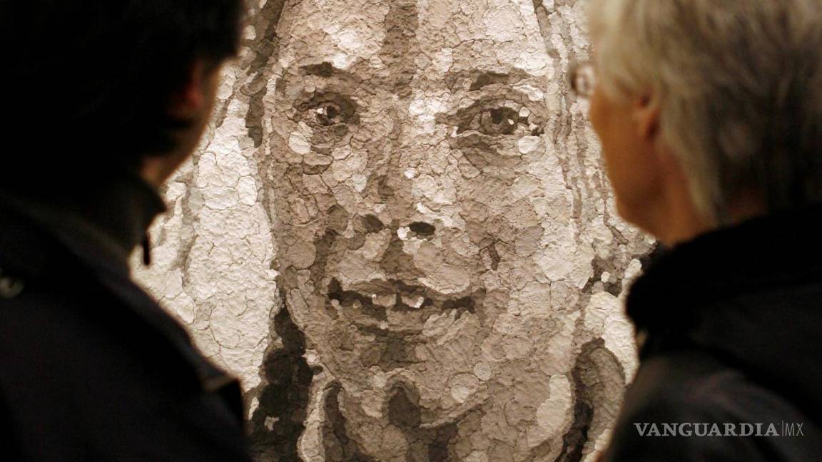 $!Uno de los retratos realizados por el artista Chuck Close, que forma parte de la muestra Chuck Close. Pinturas 1968-2006. EFE/José Huesca