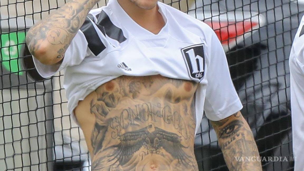 Justin Bieber presume tatuajes en partido de fútbol