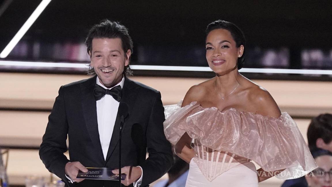 $!Diego Luna Y Rosario Dawson presentaron un premio y representaron el talento latino en la ceremonia.