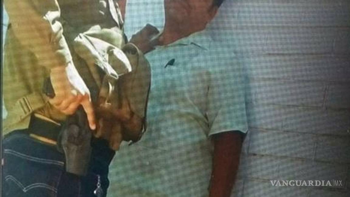 $!Circulan fotos de empleado del CERESO de Torreón amagando con arma de fuego a interno