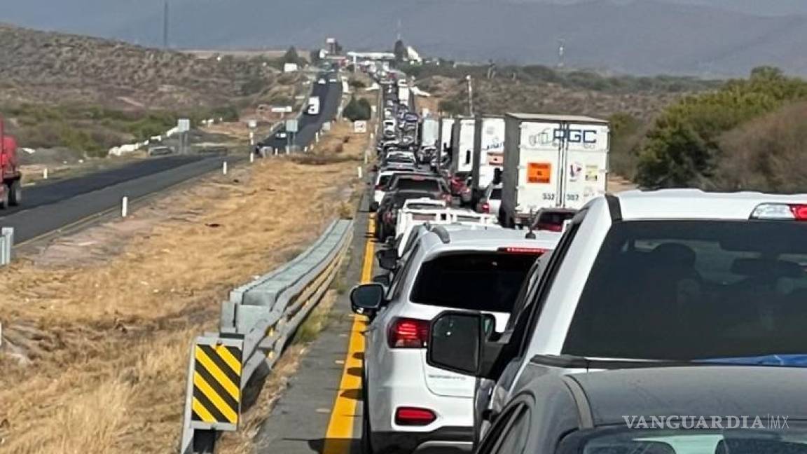 Reportan fila de 4 horas en autopista Torreón-Saltillo