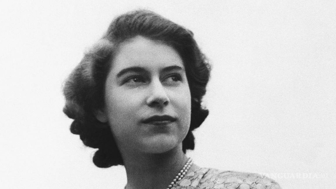 $!La princesa Isabel de Gran Bretaña en los terrenos del alojamiento real en Windsor, Inglaterra el 26 de agosto de 1946.