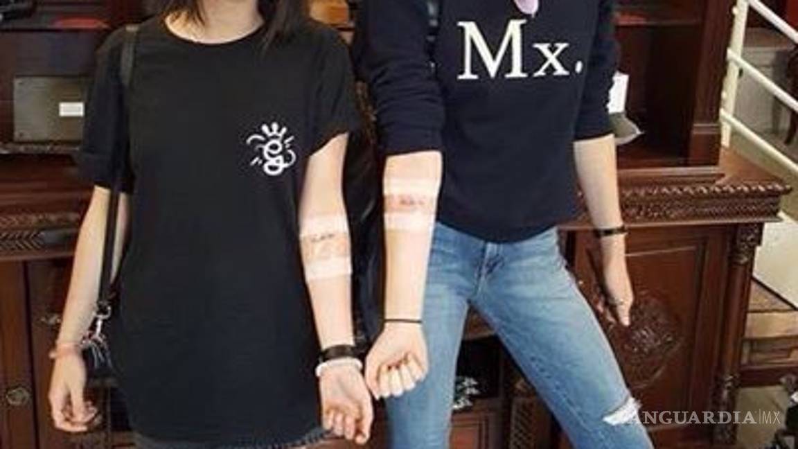 $!Sophie Turner y Maisie Williams se hacen el mismo tatuaje como símbolo de su amistad
