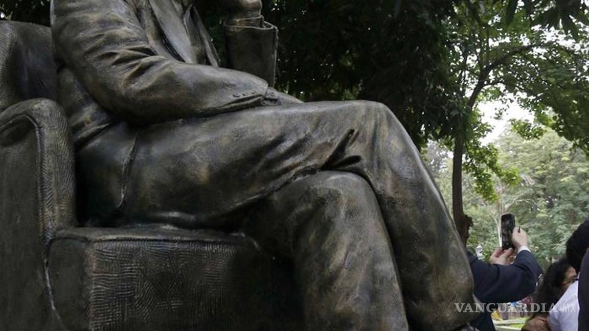 $!Por centenario de Augusto Roa Bastos inauguran su estatua en Paraguay