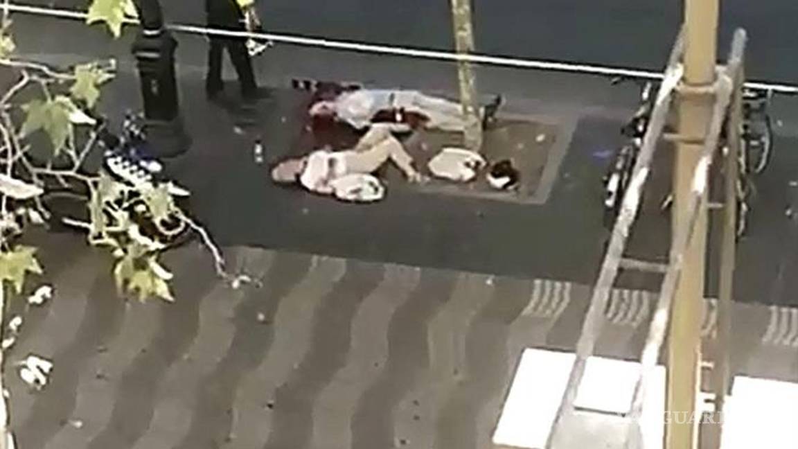 $!Pánico en Barcelona, al menos 13 muertos y veinte heridos por atropello masivo