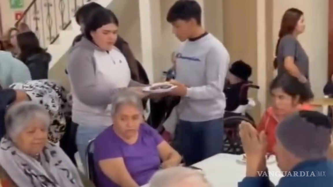 ¡Arriba los daneses del Ateneo Fuente de Saltillo!; visitan asilo de ancianos y regalan roscas de reyes (video)