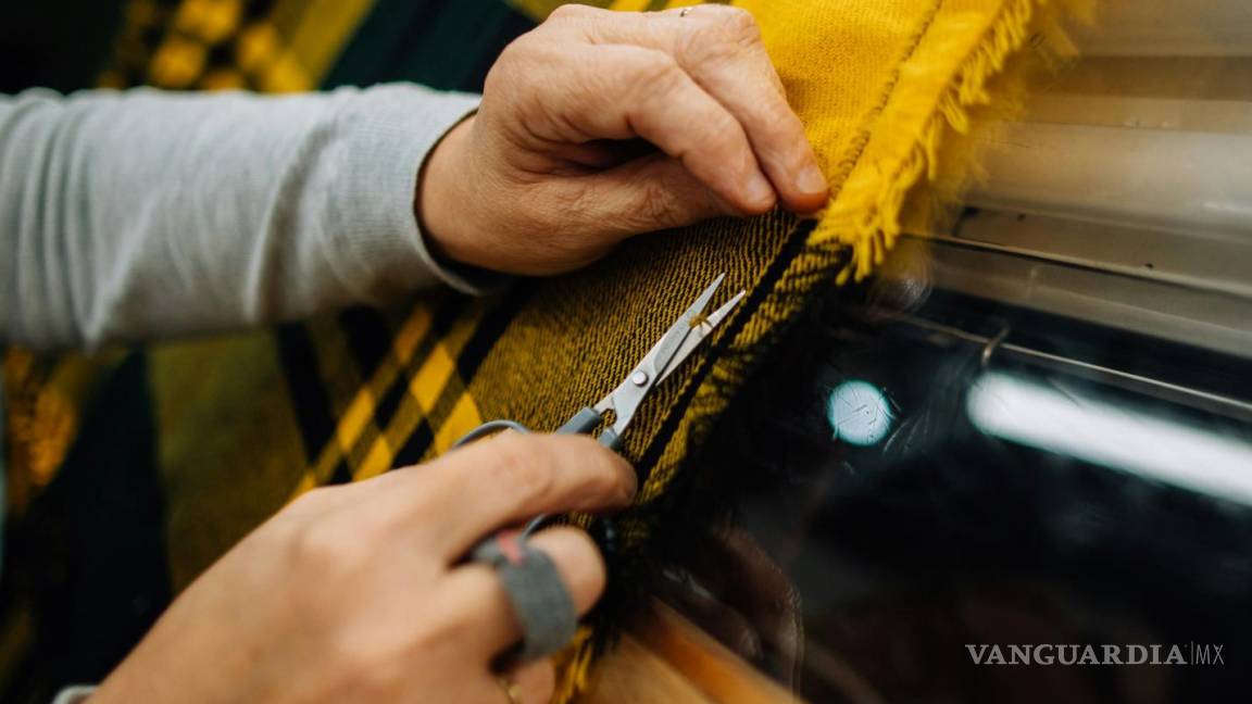 ¿Sabes cuánta agua gasta la fabricación de cada camiseta y pantalón que usas? Este es el costo ambiental de la moda