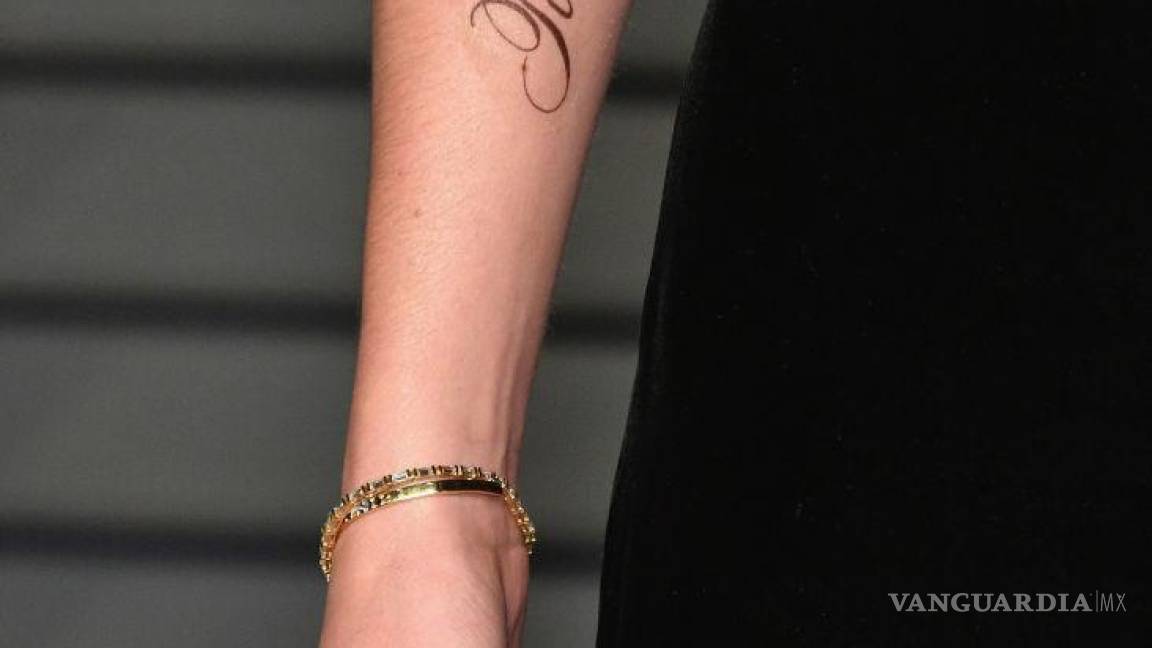 $!Se burlan de Emma Watson por falta de ortografía en tatuaje y ella les calla la boca