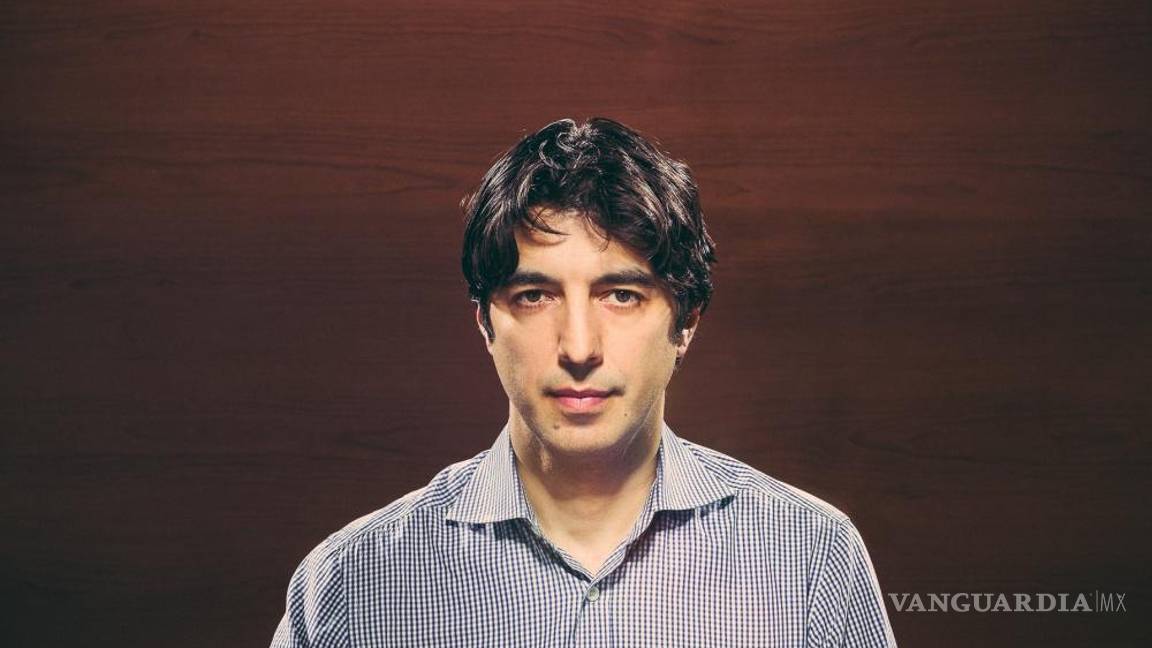 $!Dr. Valter Longo, sentado a la mesa.