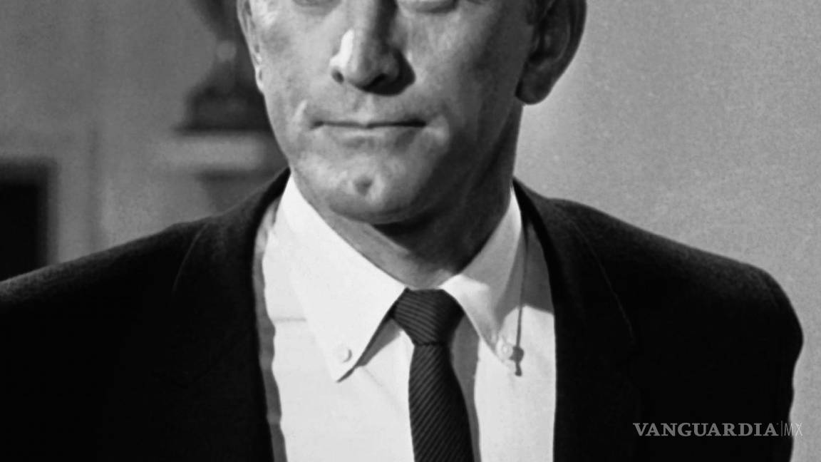 $!El actor Kirk Douglas el 9 de agosto de 1962 en Nueva York. En un libro de memorias que se publicará la próxima semana, “Little Sister: My Investigation into the Mysterious Death of Natalie Wood”, la hermana menor de Wood, Lana Wood, alega que su hermana fue abusada sexualmente por Kirk Douglas. AP/DAB