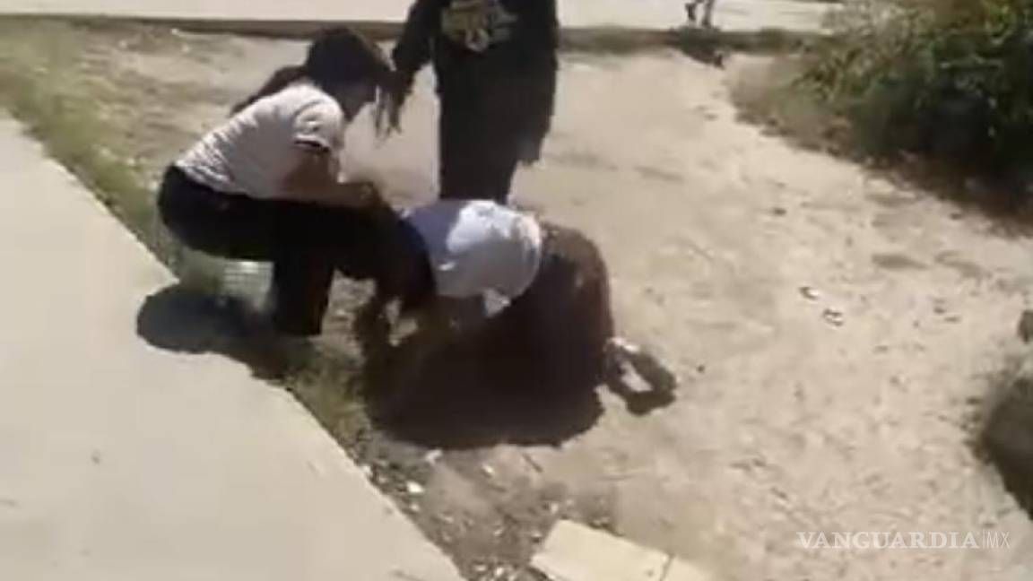 Monclova: Dos alumnas de Secundaria golpean brutalmente a compañera; es el segundo caso de la semana (video)