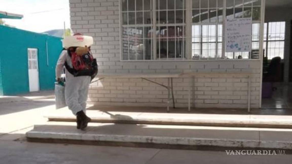 $!Personal de la Secretaría de Salud acudió al plantel para realizar labores de fumigación.