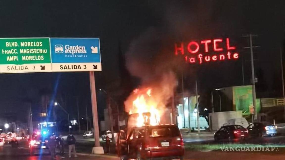 Se incendia camioneta en bulevar Fundadores, en Saltillo