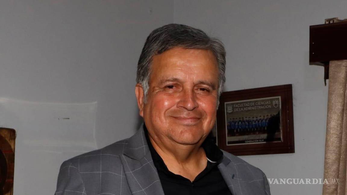 $!Desde el primer lugar académico en la Facultad de Ciencias de la Comunicación hasta premios por su dedicación docente, Pérez Ocampo ha sido reconocido a lo largo de su carrera.