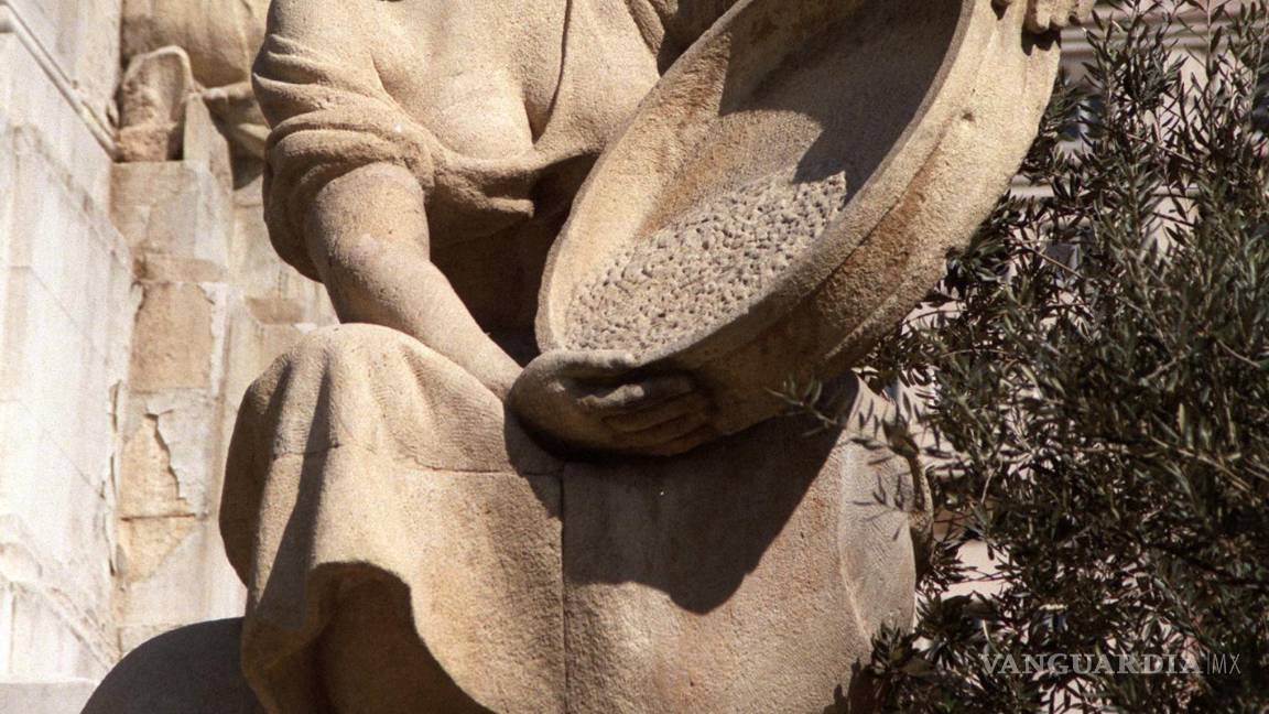 $!Monumento en homenaje a Cervantes en la Plaza de España de Madrid: representación de Aldonza Lorenzo. EFE/Pepe Cuadrado