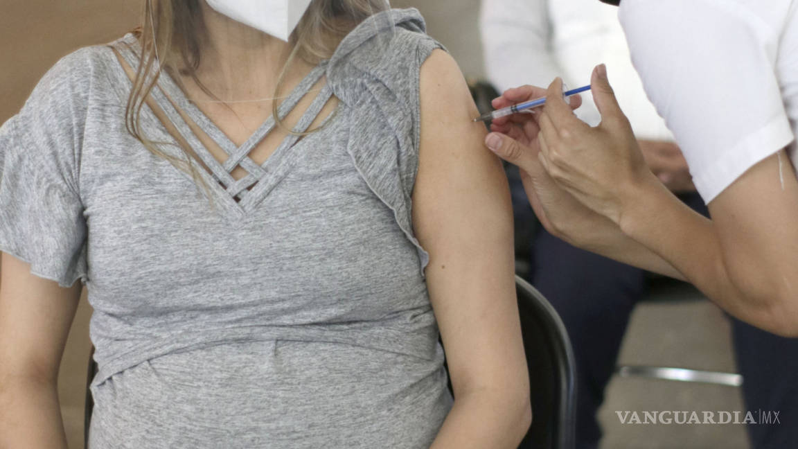 Acuden embarazadas de Saltillo a vacunarse contra el coronavirus