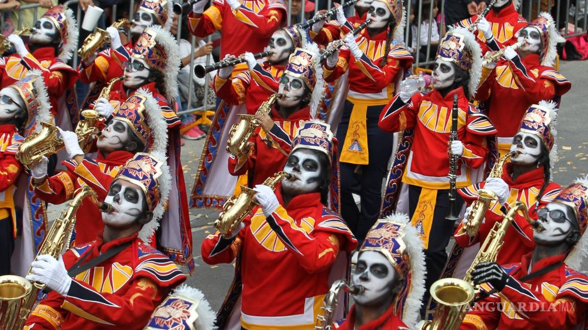 $!Los muertos toman calles de la Ciudad de México en un macrodesfile (fotos)