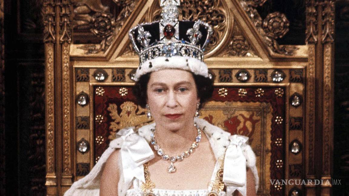 $!Imagen de 1966. La reina Isabel II de Gran Bretaña es vista durante la apertura estatal del Parlamento, Londres, Inglaterra.