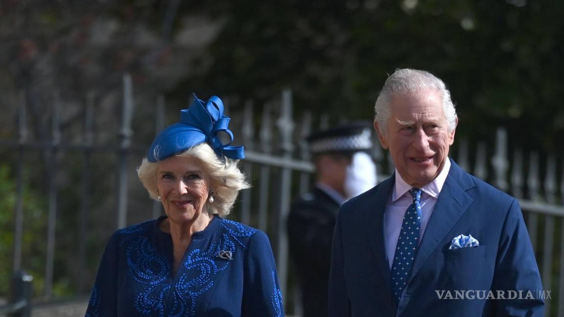$!El Rey Carlos III de Gran Bretaña y Camilla, la Reina Consorte arriban al servicio del Domingo de Pascua en la Capilla de San Jorge en el Castillo de Windsor.