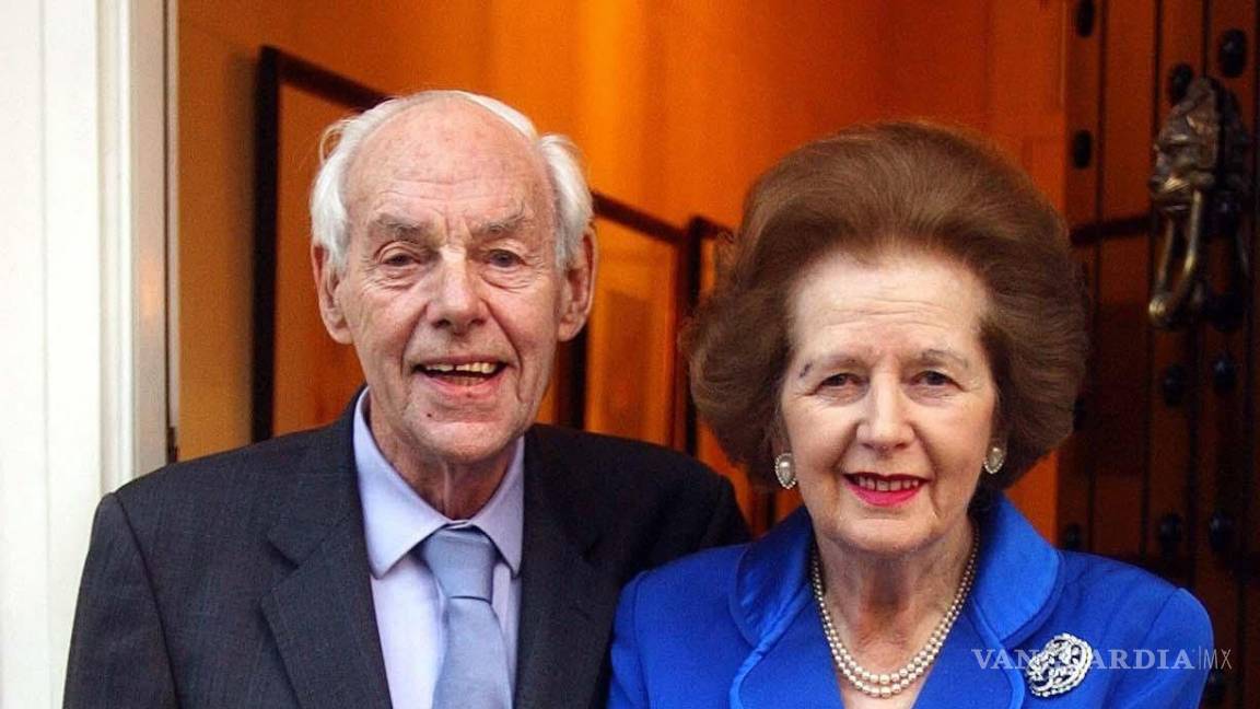 $!Imagen del 14 febrero de 2003, de Margaret Thatcher y su esposo, Sir Denis Thatcher.