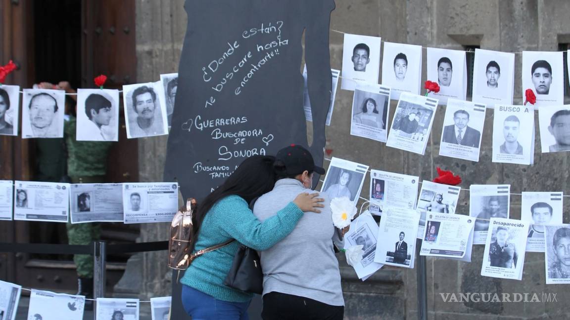 $!Protestan por sus desparecidos frente al Palacio Nacional (fotogalería)