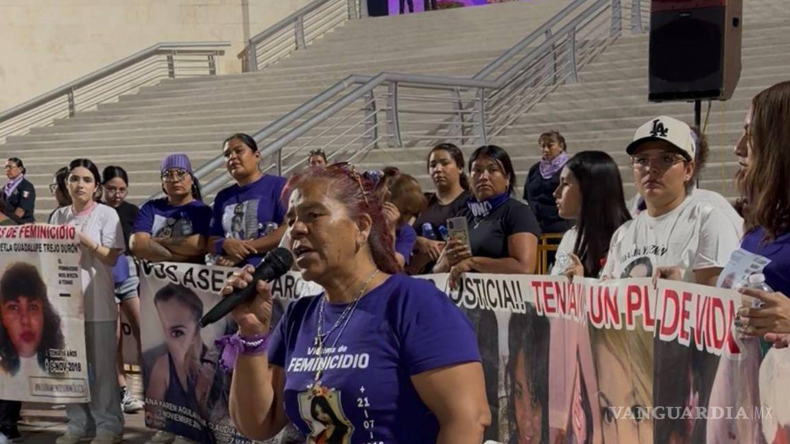 $!El contingente avanzó desde la calle Múzquiz hasta la Plaza Mayor, donde se realizaron actos simbólicos y mensajes de reflexión por las víctimas de violencia.