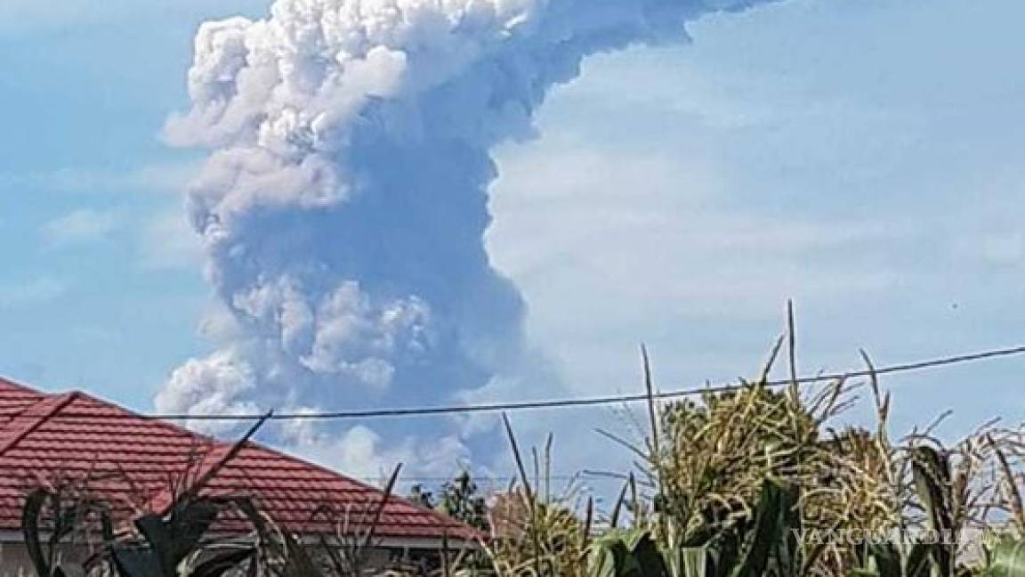 Tras sismo y tsunami, ahora entra en erupción un volcán en Indonesia