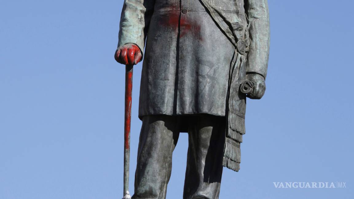 $!Monumentos y estatuas son víctimas de la ira y las protestas antirracistas en todo el mundo (fotos)