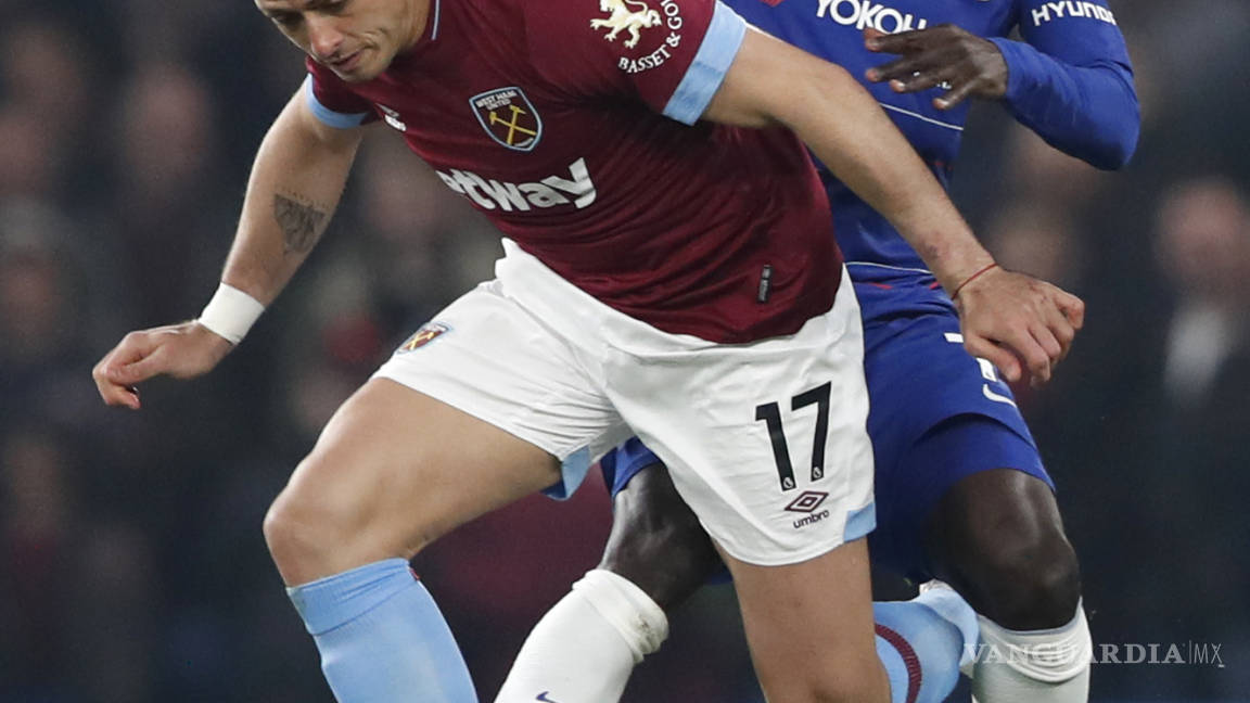 Ésta vez no, Javier: 'Chicharito' se queda sin marcarle al Chelsea y el West Ham cae en Stamford Bridge