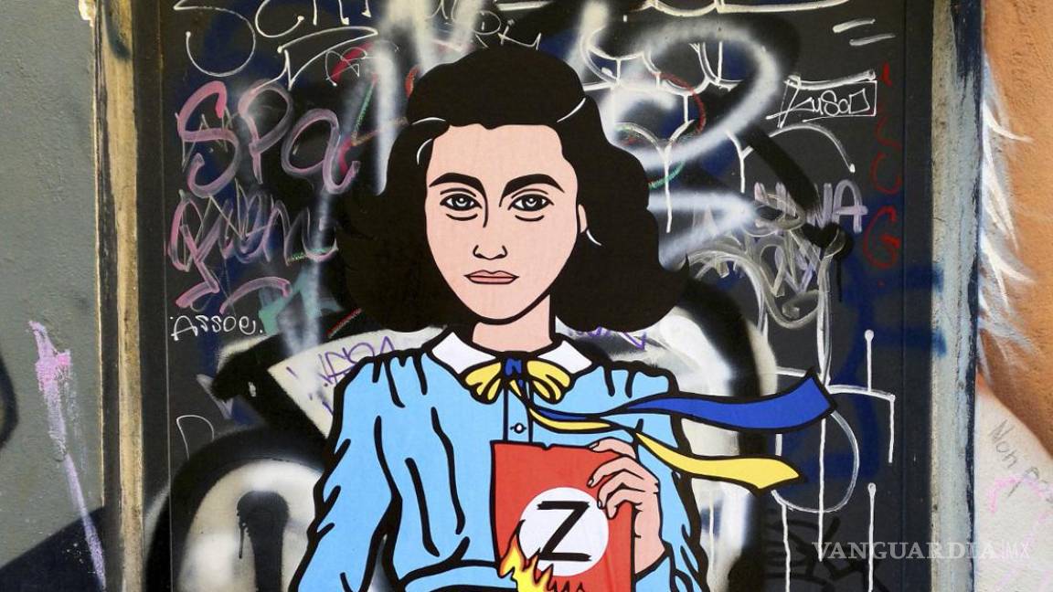 Ana Frank quema la Z de Vladimir Putin en un mural en Milán