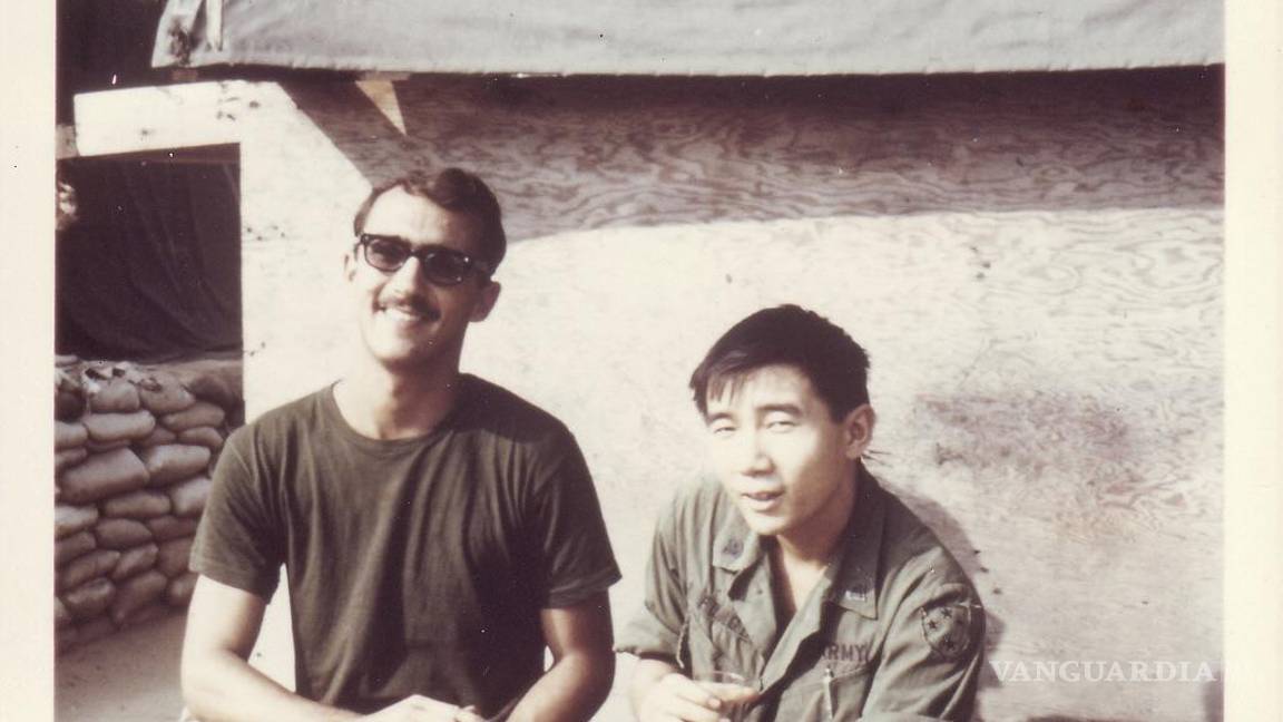 $!En esta fotografía proporcionada por William Fong, se ve a Fong sentado con un compañero soldado en una base militar estadounidense en Vietnam en 1969.