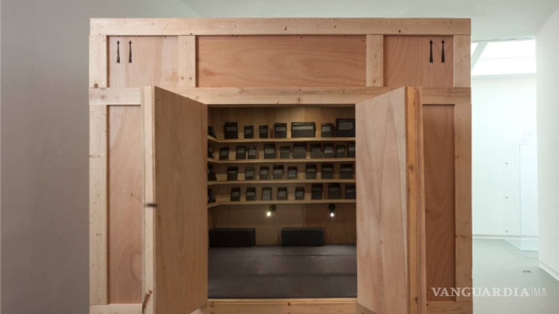 $!Artista española reúne en instalación 200 libros prohibidos en la historia