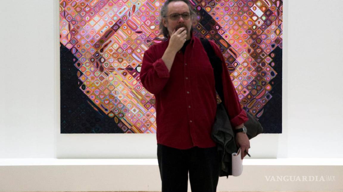$!Un visitante ante la obra de Chuck Close 'Roy I' en una muestra en París en 2015. EFE/EPA/Etienne Laurent