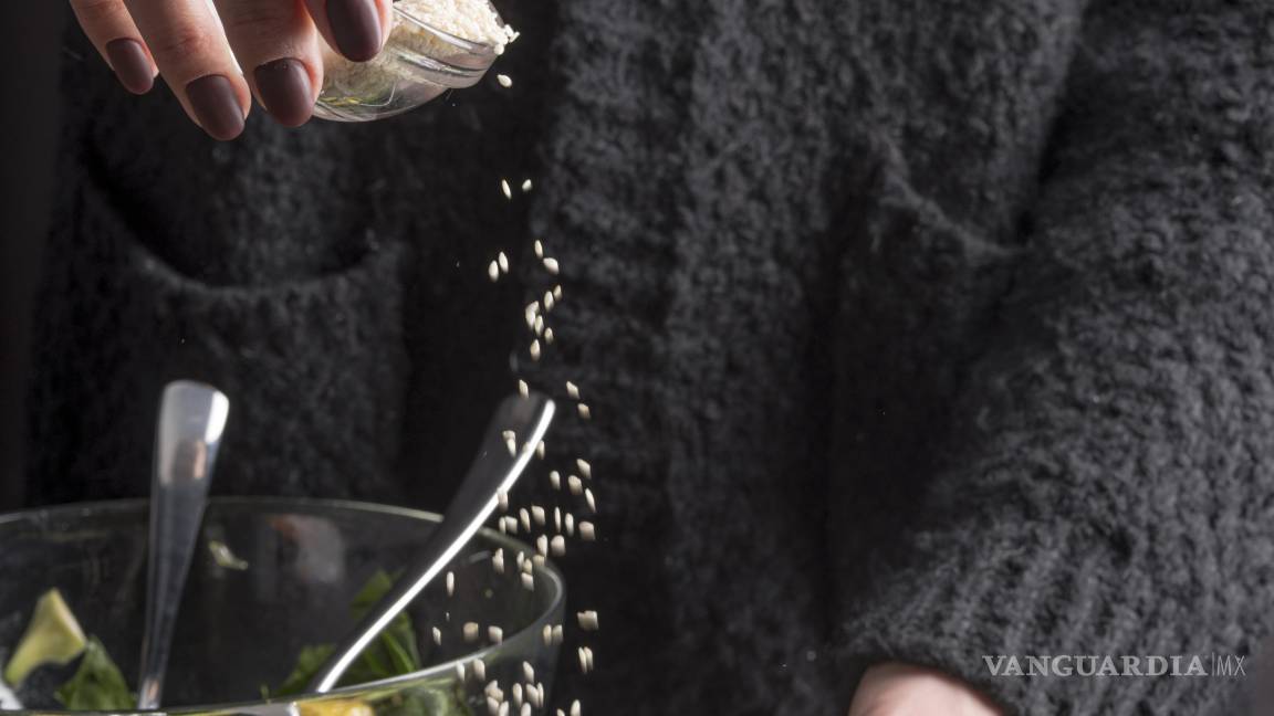 $!Cocinar en casa y preferir productos frescos permite controlar la cantidad de sal en cada platillo.