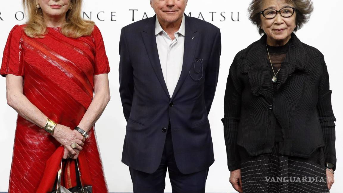 $!Una "sorprendida" Catherine Deneuve recibe el máximo galardón nipón de las Artes