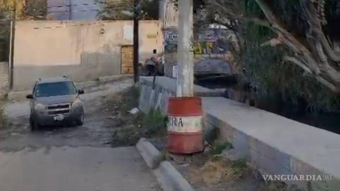 $!Las llamas consumieron varias palmas en Parras, mientras vecinos aseguraban ver la figura de San Judas Tadeo en el incendio.