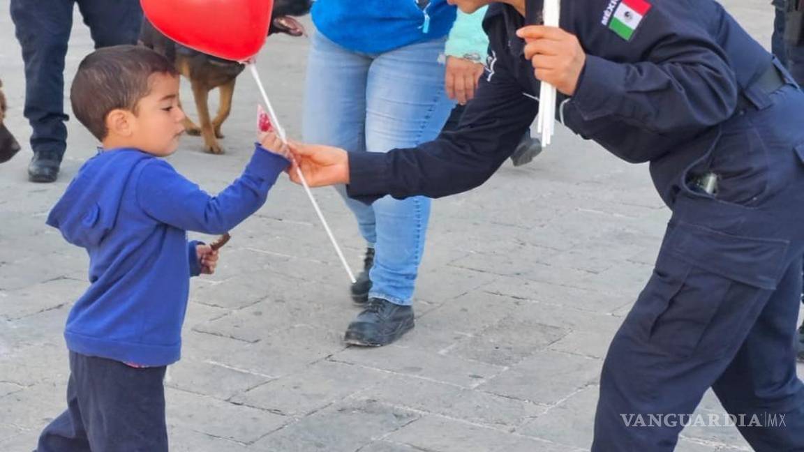 $!Elementos de la Comisaría de Seguridad y Protección Ciudadana de Saltillo entregaron flores y dulces a la ciudadanía como parte de su compromiso con la proximidad social.