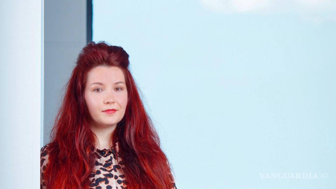 $!La monologuista Carmen Romero con el libro que ha hecho sobre sus reflexiones por la muerte de su hermano Esto no está pasando.