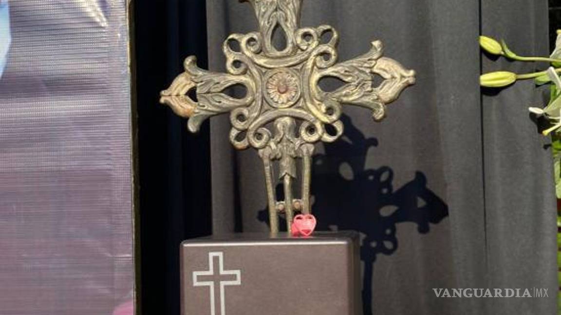 $!Urna con las cenizas de la maestra durante la ceremonia llevada a cabo en la escuela primaria Miguel Hidalgo.