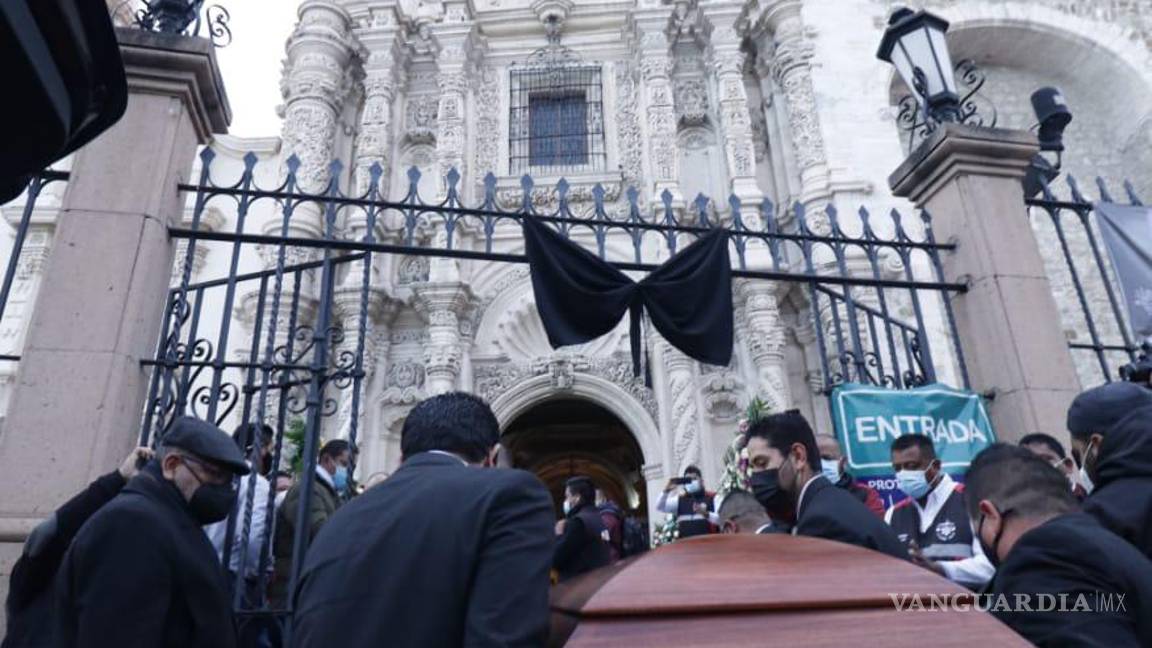$!Feligreses esperaban la llegada del cuerpo del obispo a las afueras de la Catedral de Saltillo.