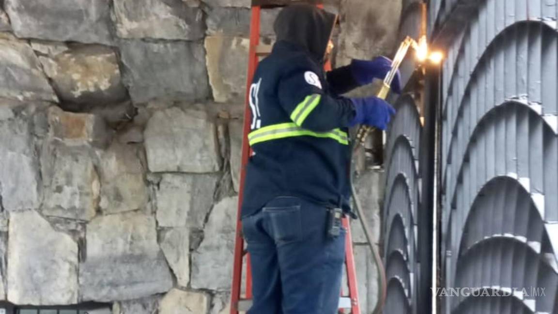 $!Esta es la puerta principal de la casa de Gustavo a la que le metieron soplete para abrirla. El Municipio difundió que se trata del salón.