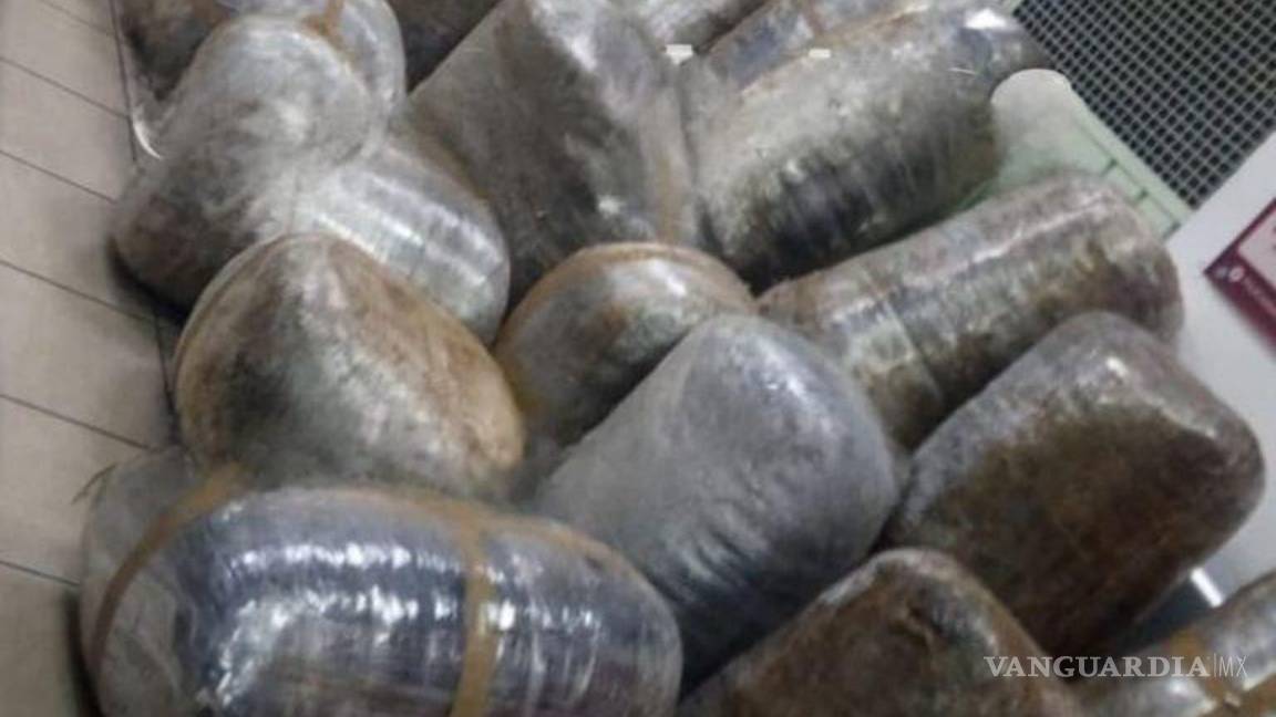 $!Vuelca camioneta con 500 kilos de marihuana en la México-Toluca; el conductor escapó