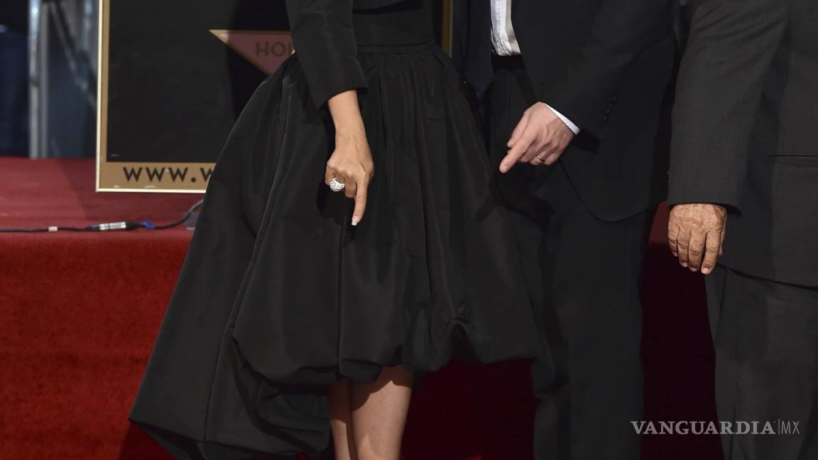 $!Salma Hayek, a la izquierda, mira a su nueva estrella con su esposo, Francois-Henri Pinault, durante una ceremonia en honor al actor con una estrella en el Paseo de la Fama de Hollywood, el viernes 19 de noviembre de 2021 en Los Ángeles. AP/Jordan Strauss/Invision