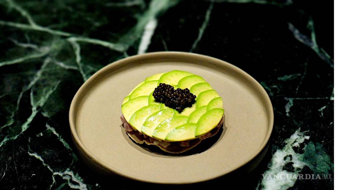 $!Tostada de tartar de atún, mayonesa de chiles toreados aguacate y caviar.