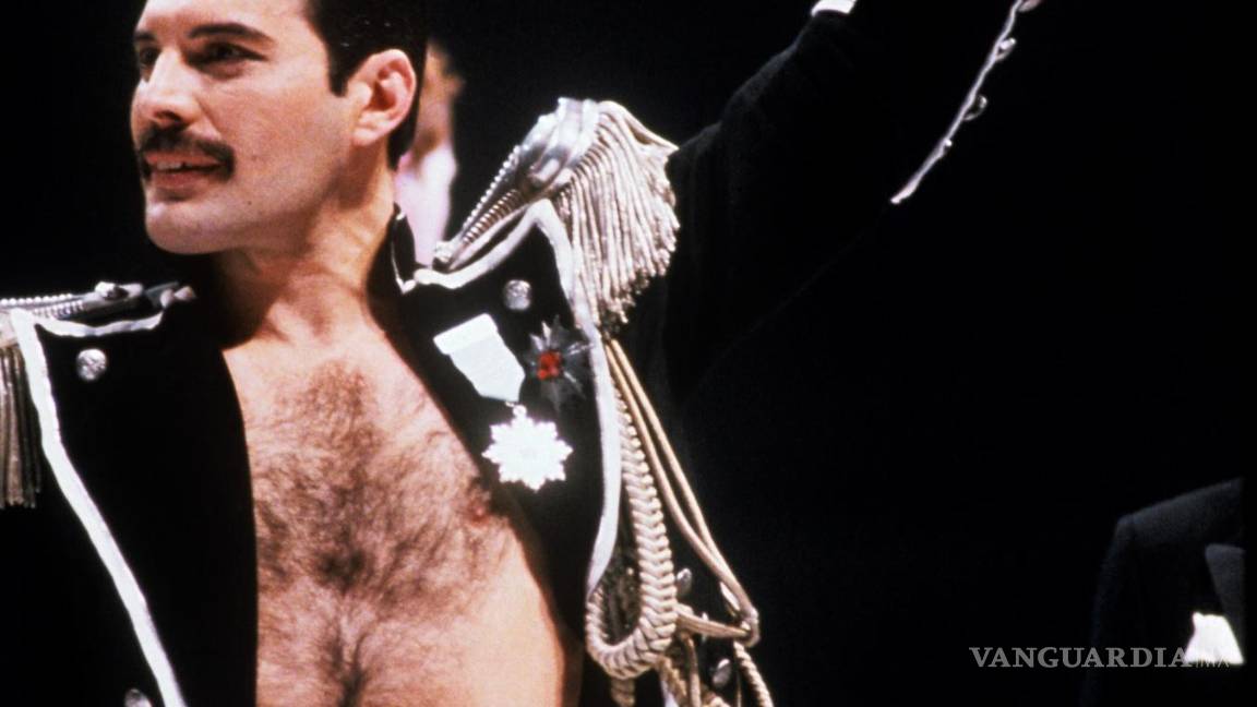 $!El cantante Freddie Mercury, líder del grupo británico Queen, interpreta el tema Living on my own durante uno de los conciertos en Sidney, dentro la gira mundial Tour 1985. EFE/Frazer