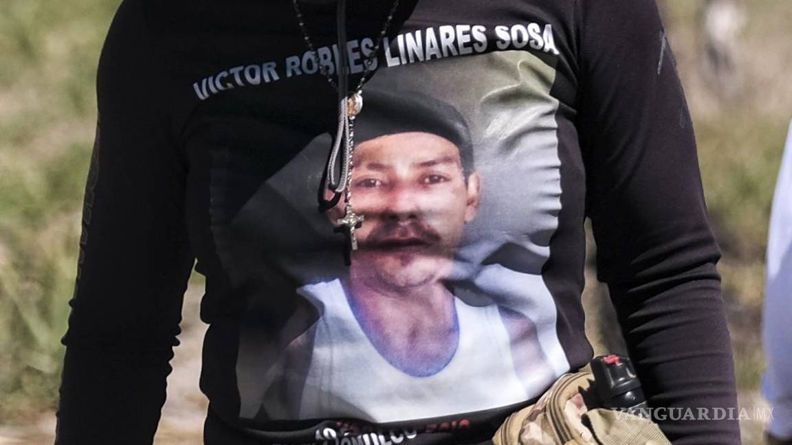 $!Una mujer con una camiseta con la imagen de un familiar desaparecido afuera del Rancho Izaguirre, donde acudió a ver si alguno de los restos óseos descubiertos pertenecía a su familiar.