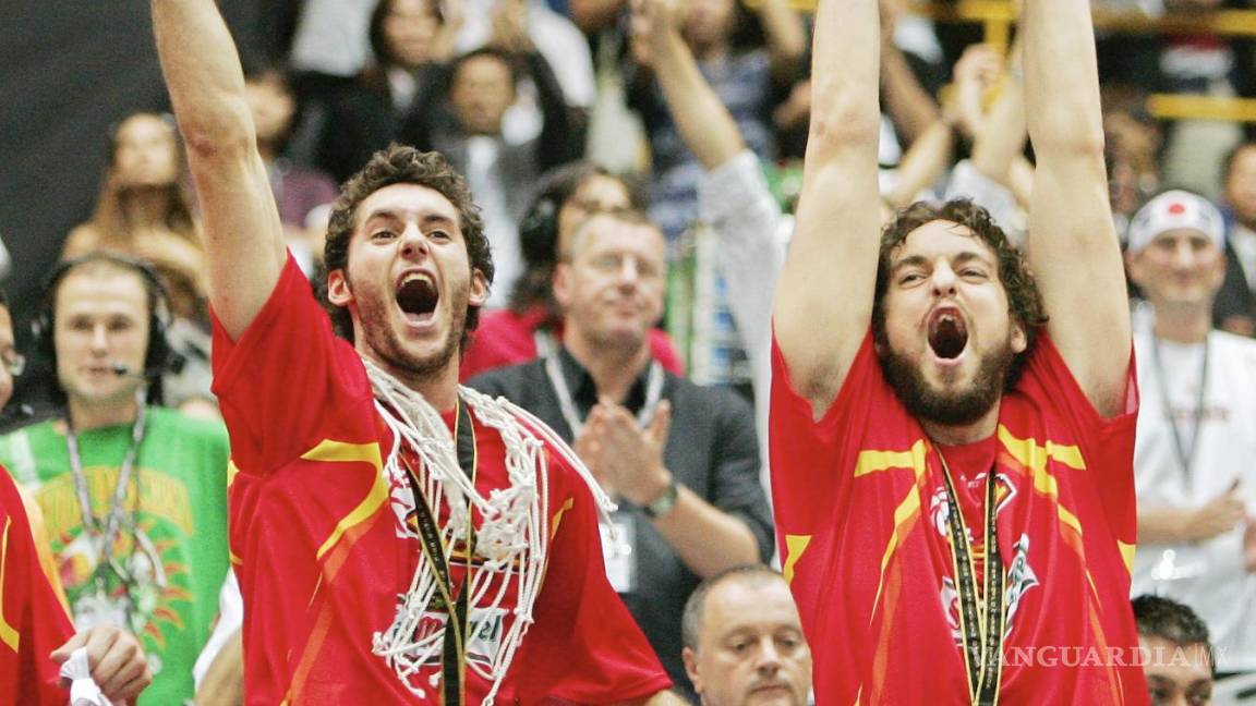 $!El español Pau Gasol, a la derecha, sostiene el trofeo de campeón mientras su compañero de equipo Rudy Fernández ondea una bandera durante las ceremonias del campeonato mundial de baloncesto en Saitama, Japón, el 3 de septiembre de 2006. AP/Mark J. Terrill