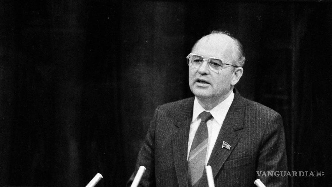 $!El presidente soviético Mikhail Gorbachev se dirige al Parlamento Nacional, en Moscú, Unión Soviética, el miércoles 27 de noviembre de 1985.